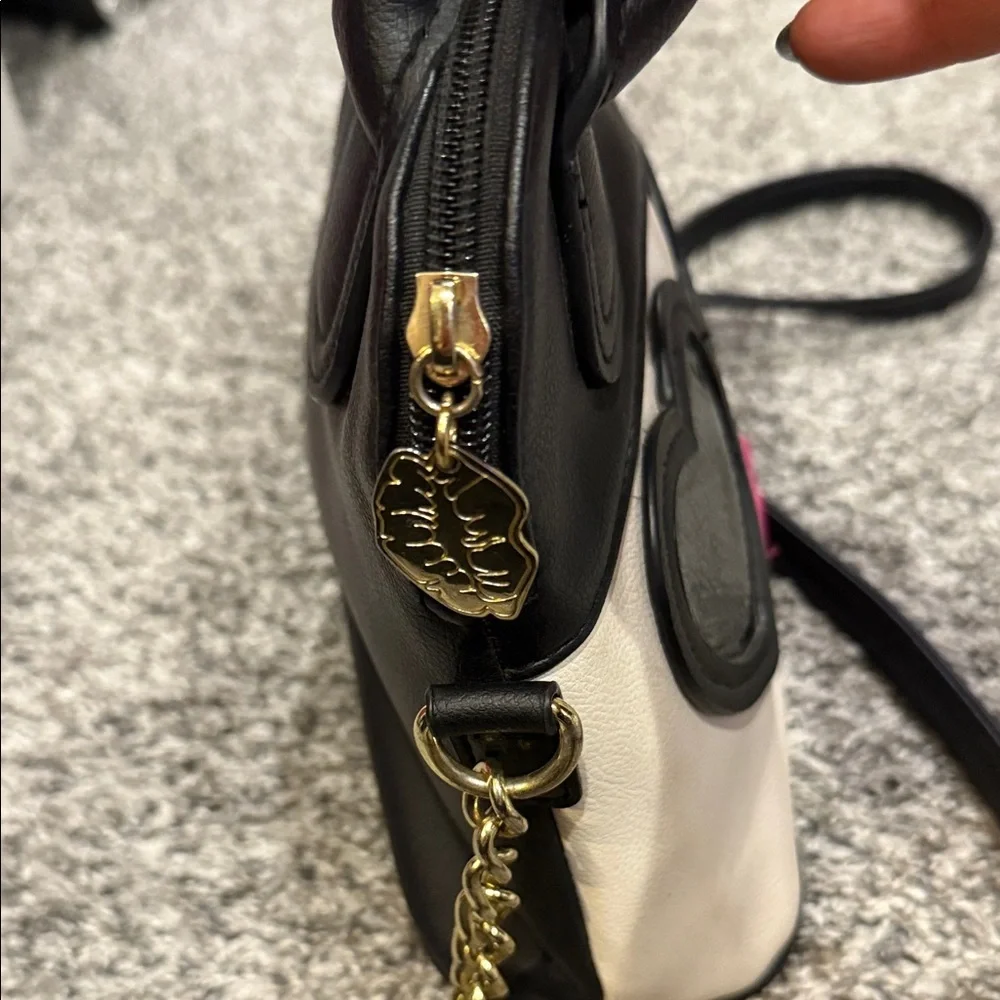 Betsey Johnson Handbag sunglasses lips crossbody bag purse designer chic fashion - Picture 5 of 9